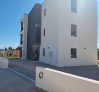 CHORVÁTSKO - 4 izbové apartmány s priestrannými pivnicami - VODICE - Exteriér 4-izbového bytu vo Vodiciach s modernou architektúrou a priľahlou záhradou.