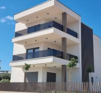 CHORVÁTSKO - 4 izbové apartmány s priestrannými pivnicami - VODICE - Exteriér 4-izbového bytu v meste Vodice, moderná budova s priestrannými terasami.