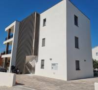 CHORVÁTSKO - 4 izbové apartmány s priestrannými pivnicami - VODICE - 4-izbový byt v meste Vodice s modernou architektúrou a parkovacím miestom pri budove.