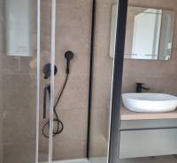 CHORVÁTSKO - 4 izbové apartmány s priestrannými pivnicami - VODICE - Kúpeľňa so sprchovacím kútom a umývadlom v 4-izbovom byte.