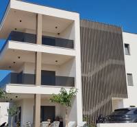 CHORVÁTSKO - 4 izbové apartmány s priestrannými pivnicami - VODICE - Moderná trojposchodová stavba v lokalite Vodice, s 4-izbovými bytmi a terasami.