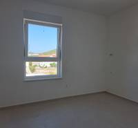 CHORVÁTSKO - 4 izbové apartmány s priestrannými pivnicami - VODICE - Svetlá miestnosť s oknom, neutrálne steny v 4-izbovom byte.