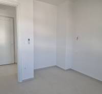 CHORVÁTSKO - 4 izbové apartmány s priestrannými pivnicami - VODICE - Prázdna miestnosť s bielymi stenami a sivou podlahou v 4-izbovom byte.