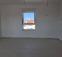 CHORVÁTSKO - 4 izbové apartmány s priestrannými pivnicami - VODICE - Svetlá miestnosť s bielymi stenami a oknom v 4-izbovom byte.