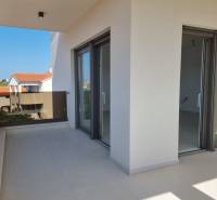 CHORVÁTSKO - 4 izbové apartmány s priestrannými pivnicami - VODICE - Balkón 4-izbového bytu vo Vodiciach s výhľadom na strechy okolitých budov.