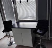 Na prenájom pekný 3izbový byt po rekonštrukcii 800,- Eur - V 3-izbovom byte sú čierne stoličky pri jednoduchom stolíku.