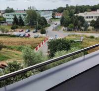 Na prenájom pekný 3izbový byt po rekonštrukcii 800,- Eur - Výhľad z balkóna 3-izbového bytu na Svätoplukovej ulici v Pezinku.