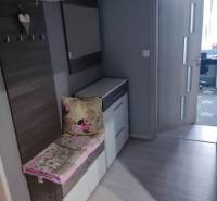 Na prenájom pekný 3izbový byt po rekonštrukcii 800,- Eur - Predsieň so skriňou, zrkadlom a podlahou s dreveným dekorom v 3-izbovom byte.