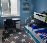 Na prenájom pekný 3izbový byt po rekonštrukcii 800,- Eur - Detská izba v 3-izbovom byte s poschodovou posteľou a pracovným stolom.