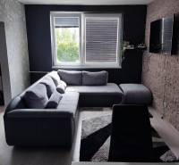 Na prenájom pekný 3izbový byt po rekonštrukcii 800,- Eur - Obývacia izba v 3-izbovom byte s pohodlnou rohovou sedačkou a televízorom.