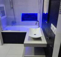 Na prenájom pekný 3izbový byt po rekonštrukcii 800,- Eur - Kúpeľňa s vaňou a umývadlom, osvetlená modrým svetlom v 3-izbovom byte.