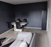 Na prenájom pekný 3izbový byt po rekonštrukcii 800,- Eur - Jedálenská časť s tmavými stenami a podlahou s dreveným dekorom v 3-izbovom byte.