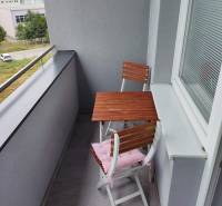 Na prenájom pekný 3izbový byt po rekonštrukcii 800,- Eur - Balkón 3-izbového bytu na Svätoplukovej ulici v Pezinku s posedením.