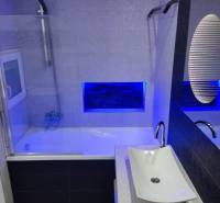 Na prenájom pekný 3izbový byt po rekonštrukcii 800,- Eur - Kúpeľňa s vaňou, zaujímavým umývadlom a modrým osvetlením v 3-izbovom byte.
