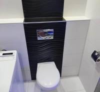 Na prenájom pekný 3izbový byt po rekonštrukcii 800,- Eur - Kúpeľňa v 3-izbovom byte s toaletou a práčkou, čierne obklady.