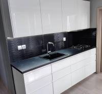 Na prenájom pekný 3izbový byt po rekonštrukcii 800,- Eur - Kuchynská linka s bielymi skrinkami a čiernym obkladom v 3-izbovom byte.