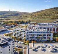 Na predaj 1,5 izbový apartmán v BA III Malokrasňanská 42,34m2 - Pohľad na obytné budovy na Malokrasňanskej ulici v Bratislave - Rači obklopené zeleňou.