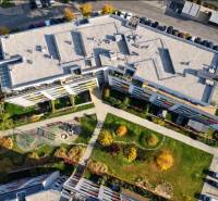 Na predaj 1,5 izbový apartmán v BA III Malokrasňanská 42,34m2 - Bytový komplex s ihriskom na Malokrasňanskej v Bratislave - Rači, pohľad zhora.