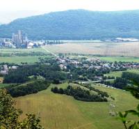 Dvorníky – Spoluvlastnícky podiel na lese a pozemku pri obci - Pohľad na Poľnohospodárske a lesné pozemky v Dvorníkoch-Včelároch s priemyselným areálom.