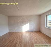 Vymeňte mestský hluk za ticho Bystričky: Domček s dušou a potenciálom - Izba s podlahou s dreveným dekorom v rodinnom dome.