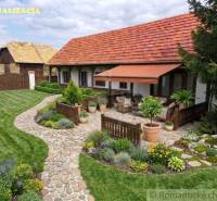 Vymeňte mestský hluk za ticho Bystričky: Domček s dušou a potenciálom - Rodinný dom v Ozdíne s kvetinovou záhradou a spevnenou terasou pod markízou.