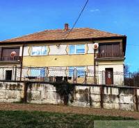 Rodinný dom s 2 bytovými jednotkami, veľkým pozemkom a hospodárskym zá - Rodinný dom v Kiarove s murovaným oplotením a satelitnou anténou.