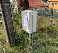 Na predaj pozemok so stav. povolením, Bratislava, Záhorská Bystrica - Exteriér v Bratislave - Záhorskej Bystrici na ulici Podkerepušky s elektrickým rozvádzačom.