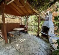 Predaj, záhradná chata Rimavská Sobota, Tormáš - EXK... - Pergola so stolom a kozubom v záhradách Rimavskej Soboty.