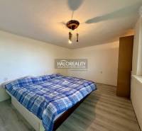 Predaj, záhradná chata Rimavská Sobota, Tormáš - EXK... - Pokojná spálňa s jednoduchou posteľou a podlahou s dreveným dekorom.