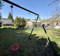 Predaj, záhradná chata Rimavská Sobota, Tormáš - EXK... - Záhrady v Rimavskej Sobote s detskou hojdačkou a trávnatým porastom.