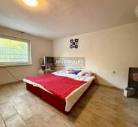 Predaj, záhradná chata Rimavská Sobota, Tormáš - EXK... - Spálňa so sporákom, televízorom a posteľou, podlaha s dreveným dekorom.