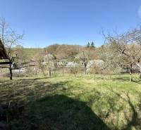 Predaj, záhradná chata Rimavská Sobota, Tormáš - EXK... - Záhrady v Rimavskej Sobote s trávnikom a stromami, výhľad na okolitú krajinu.