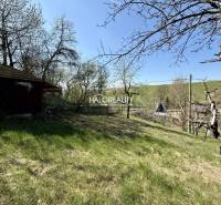 Predaj, záhradná chata Rimavská Sobota, Tormáš - EXK... - Záhrady v Rimavskej Sobote s trávnatou plochou, dreveným domčekom a blízkou prírodou.