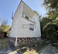 Predaj, záhradná chata Rimavská Sobota, Tormáš - EXK... - Rodinný dom obklopený stromami a kríkmi v záhradách mesta Rimavská Sobota.