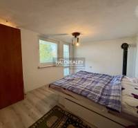 Predaj, záhradná chata Rimavská Sobota, Tormáš - EXK... - Spálňa so skriňou, posteľou a podlahou s dreveným dekorom v interiéri Záhrad.