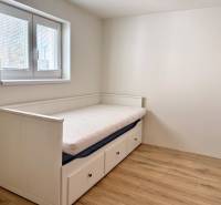 Na predaj 2 izbový murovaný domček, Bratislava, Záhorská Bystrica - Spálňa v 2-izbovom byte s posteľou a podlahou s dreveným dekorom.