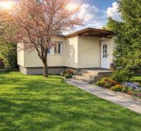 Na predaj 2 izbový murovaný domček, Bratislava, Záhorská Bystrica - Drevený domček obklopený rozkvitnutou záhradou a trávnikom v Bratislave - Záhorská Bystrica.