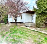 Na predaj 2 izbový murovaný domček, Bratislava, Záhorská Bystrica - Záhrada s domčekom obklopená stromami na ulici Podkerepušky v Bratislave - Záhorskej Bystrici.