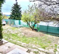 Na predaj 2 izbový murovaný domček, Bratislava, Záhorská Bystrica - Rodinný dom v Bratislave-Záhorskej Bystrici, Podkerepuškách s trávnatým dvorom a stromami.