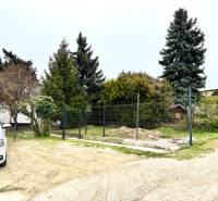 Na predaj 2 izbový murovaný domček, Bratislava, Záhorská Bystrica - Rodinný dom na ulici Podkerepušky v Bratislave - Záhorská Bystrica, s autom a stromami.