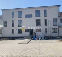 Posledný byt!! NA PREDAJ novostavba, 3-izb.byt, Petrova Ves - Na obrázku je novostavba s balkónmi, vhodná pre a 2-izbový byt.