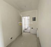 Posledný byt!! NA PREDAJ novostavba, 3-izb.byt, Petrova Ves - Chodba v 2-izbovom byte s bielymi stenami, dverami a podlahou v surovom stave.