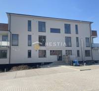 Posledný byt!! NA PREDAJ novostavba, 3-izb.byt, Petrova Ves - Novostavba s balkónmi a parkoviskom, ideálna investícia pre 2-izbový byt v tichej lokalite.