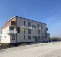 Posledný byt!! NA PREDAJ novostavba, 3-izb.byt, Petrova Ves - Trojposchodová budova s balkónmi v Petrovej Vsi na spevnenom priestranstve.