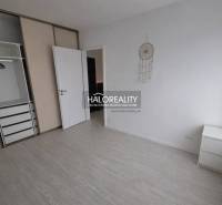 Predaj, dvojizbový byt Bratislava Devínska Nová Ves,... - Interiér 2-izbového bytu s vstavanou skriňou a podlahou s dreveným dekorom.