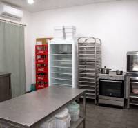 PREDAJ - Atraktívny obchodný priestor s terasou, Bernolákovo - Kuchynské gastro priestory s chladničkou, rúrou, regálmi a zásobníkom na nápoje.