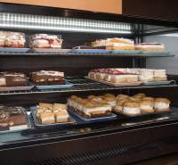 PREDAJ - Atraktívny obchodný priestor s terasou, Bernolákovo - V gastro priestoroch sú v chladničke vystavené rôzne druhy zákuskov.