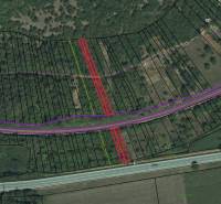 Dvorníky – Spoluvlastnícky podiel na lese/záhrade - Letecká mapa pozemkov v záhradách Dvorníkov-Včelárov s parcelnými číslami a cestnou infraštruktúrou.