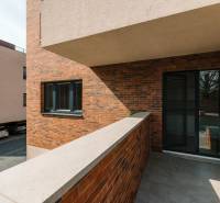 NUERA | PREDAJ 4i byt s predzáhradkou pri lese + 2x parking , BAIV - Tehlový balkón 4-izbového bytu na Ceste na Klanec v Bratislave - Lamači.