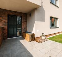 NUERA | PREDAJ 4i byt s predzáhradkou pri lese + 2x parking , BAIV - Terasa 4-izbového bytu na Ceste na Klanec v Bratislave - Lamači so zeleným trávnikom.